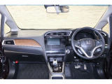 操作性に優れた運転席となります!小物入れや各ボタンの配置にこだわり、使いやすいです!座り心地もよく視認性も良好なのでロングドライブもお任せ下さい!