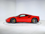 エクステリアは、フェラーリの情熱を象徴する「Rosso Corsa(レッド)」を纏っています。