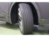 タイヤサイズはハイスペックな 225/45R21。