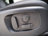 ◆パワーシート『電動パワーシートですので運転中のシート調節も安全に行えます。微調整も可能ですのであなただけのドライビングポジションを実現します。』