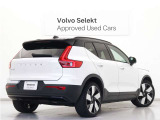 北欧の革新性が生み出したコンパクト・シティSUV。ボルボXC40に、新たにラインナップされたピュアEVモデルです。ボルボのピュアE Vを象徴するフレームレスグリルプレートをはじめエクステリアを刷新。