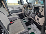 フロントシートのお写真です。 広い足元と、ゆったり座れるシートは長時間の運転でも疲れにくくなっております♪