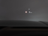 ヘッドアップディスプレイは運転中に役立つ情報をフロントガラスに映し出します。独自のレーザー技術により、直射日光が当たるような状況にも対応。走行速度、ナビゲーションなどの情報を、クリアに表示します。