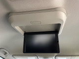 【フリップダウンモニター】大画面モニターで後席でもエンタメをお楽しみいただけます。小さなお子様にも大人気の装備です♪