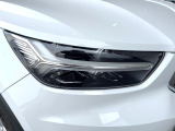 【LEDヘッドライト】明るく眩しいハイビームを先行車や対向車に照射しないオートハイビームを備えたLEDヘッドライト。北欧神話に登場するトールハンマーをモチーフにした、一目でボルボとわかるデザイン。