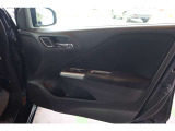 【運転席内ドア 】ミラー操作やウィンドウ開閉スイッチはドライバー目線で配置され、快適な操作性を実現!