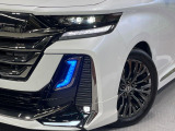【三眼LEDヘッドライト】スタイリッシュな見た目の三眼LEDヘッドライトを装備♪スタイルだけでなく、夜間の走行も視界良好で安心してお乗りいただけます。