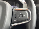 【ステアリングスイッチ】運転中、前方から目線をそらさずにオーディオ等の操作ができるよう、適切に配置されたスイッチ類。安心&快適なドライブを演出してくれる便利な機能です。