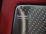 ソナスファベールのスピーカーが標準装備。イタリア発のオーディオブランドで音の工房を意味します。