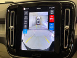 【360&deg;ビューカメラ】4台の高解像度カメラで360度の鳥瞰図を表示。隣の車や壁、死角にある障害物などを画面で確認できるため、狭いスペースでの駐車・出入りも安心です。
