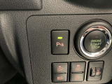 家族でクルマを運転する場合、擦ったりしないか心配ですね。コーナーセンサーも付いてますので、障害物が近づいたら、音で知らせてくれます。