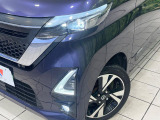 【LEDヘッドライト】悪天候や夜間走行時も良好な視界を確保し安心して運転できる高輝度LEDヘッドライトを装備!点灯速度が早く、消費電力も抑えられています。