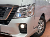【LEDヘッドライト】悪天候や夜間走行時も良好な視界を確保し安心して運転できる高輝度LEDヘッドライトを装備!点灯速度が早く、消費電力も抑えられています。