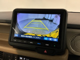 リバースギアに入れるだけで後方の表示へ切り替わります。夜間や雨の日の駐車も楽になりますよ。