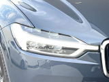 【LEDヘッドライト】明るく眩しいハイビームを先行車や対向車に照射しないオートハイビームを備えたLEDヘッドライト。北欧神話に登場するトールハンマーをモチーフにした、一目でボルボとわかるデザイン。