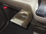 運転席と助手席の間にはドリンクホルダーがあります。取りやすい位置にありますからドライブも楽しくなりますね!