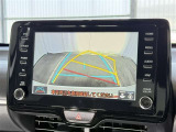 【バックガイドモニター】車両後方の映像をナビ画面に表示し、駐車などの後退操作をサポートします。