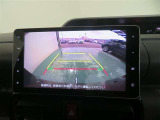 車両後方の映像を映すバックモニター。進路を確認しながら安全に車庫入れできます。