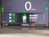 【ホンダセンシング】走行中に前方の車両等を認識し、衝突しそうな時は警報とブレーキで衝突回避と被害軽減をアシスト。より安全にドライブをお楽しみいただけます。