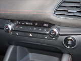 四季を通じて車内を快適に保つオートエアコンを装備しています。又、冬場の朝一のスタート時には大変嬉しいシートヒーターを運転席&助手席に装着、ヒーターが効き始めるまでの冷間時でも快適にスタート出来ます。
