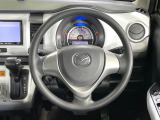 インテリアに合わせたデザインのステアリングは、運転される方のことも考え、運転しやすい形状、大きさです。是非一度、実際に触ってお確かめください。
