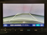 【バックカメラ】運転が苦手な方も車庫入れラクラクです!ギアをリバースに入れれば自動的に切り換わりますので、面倒な操作は不要です♪狭い駐車場もお車を傷つけず安心ですね!