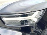 【LEDヘッドライト】ハイビームを先行車や対向車にあてず、その両サイドではハイビーム照射を維持。見える範囲が段違いに広くなりました。北欧神話に登場するトールハンマーをモチーフにデザイン。