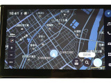 スマホやiPhoneと連携し、対応アプリを表示させて使うディスプレイオーディオPlus。CD・DVD・フルセグTV対応です。ナビ連動ETC2.0搭載。利用日や料金確認がモニターで出来ますよ。