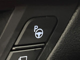 【リモート機能つきアドバンストパーク】専用スマートフォンアプリの使用で、車外から遠隔駐車・出庫が可能な先進機能。広い場所で乗り降りしたい時に便利です♪