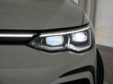 ヘッドライトはIQ.LIGHTでございます。対向車に対してまぶしくないようにロービームハイビームの切り替えを自動で行ってくれます☆夜間の山道走行時などに役立ちます!!