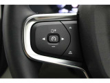 ステアリング左のスイッチは、設定された速度に自動調整しながら前方車両に追随できるアダプティブコントロールと車線の中央を走るようステアリングをコントロールするパイロットアシストのスイッチとなります。