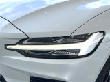 【LEDヘッドライト】ハイビームを先行車や対向車にあてず、その両サイドではハイビーム照射を維持。見える範囲が段違いに広くなりました。北欧神話に登場するトールハンマーをモチーフにデザイン。
