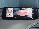 360度モニター搭載車ですので、低速時での不安を解消してくれます。この写真は右側はフロントカメラですが、後退時にはバックカメラにもなりますので歩行者や縁石なども確認することが可能です。