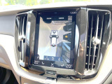 【360&deg;ビューカメラ】4台の高解像度カメラで360度の鳥瞰図を表示。隣の車や壁、死角にある障害物などを画面で確認できるため、狭いスペースでの駐車・出入りも安心です。