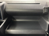 助手席側のインパネトレイは大きくてボックスティッシュも置けます!HDMI、USBソケットつきです♪