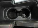 運転席からも助手席からも手の届きやすい位置にドリンクホルダーが付いています。
