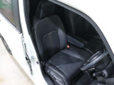 程よい硬さとホールド性が高いシートで長時間運転も快適です。