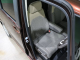 程よい硬さとホールド性が高いシートで長時間運転も快適です。