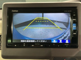 リバースギアに入れるだけで後方の表示へ切り替わります。夜間や雨の日の駐車も楽になりますよ。