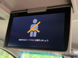 【リヤエンターテインメントシステム】後席にお座りの方も大満足の、人気メーカーオプションを装備。専用の音響システムと、大画面のモニターで移動中もDVD等をお楽しみいただけます。