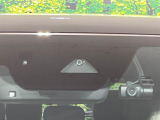 【スマートシティブレーキサポート】低速走行中に前方の車両等を認識し、衝突しそうな時は警報とブレーキで衝突回避と被害軽減をアシスト。より安全にドライブをお楽しみいただけます。