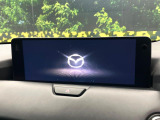 【12.3インチマツダコネクト】車内の雰囲気にマッチした大型ディスプレイ。スマホ接続でのナビ使用やBluetooth再生等、様々な機能が楽しめます。直感的なダイヤル操作が可能で、使い勝手も良好です。