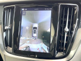 【360&deg;ビューカメラ】4台の高解像度カメラで360度の鳥瞰図を表示。隣の車や壁、死角にある障害物などを画面で確認できるため、狭いスペースでの駐車・出入りも安心です。