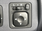 【電動格納ミラー】サイドミラーは電動格納式となっており、狭い駐車場でもキズがつくリスクを抑えられます。