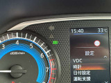 ハイビームアシストは周囲の明るさから対向車や先行車、街灯の有無などをフロントカメラが検知して、自動でハイビーム(上向き)とロービーム(下向き)を切り替える機能です。