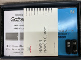 スマートキーは鍵をバッグに入れたままでもドアロックの開閉やエンジンのON・OFFができます。夜間や雨の日も鍵を探さなくて良いので便利です。