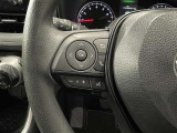 【ステアリングスイッチ】運転中に視線を前に向けたまま画面の操作できます。