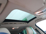 【パノラマガラスルーフ】固定式のガラスルーフで明るい車内空間を演出。日差しの強い日は電動スライドカーテンで調整するなど、季節を問わず開放的なドライブをお楽しみいただけます。