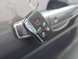【キーレスエントリー】バッグやポケットからキーを取り出すことなく車にアクセスして、ロックとアラームを設定できます。 毎日の利便性をさらに高める機能です。