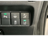 【LKAS】車線の中央付近を維持するようハンドル操作を支援する機能。車線をはみ出しそうな場合も警告音と共にハンドルが正常な位置に戻ろうとします。